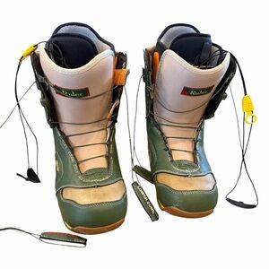 Burton Ruler Snowboard Boots in Green and Cream